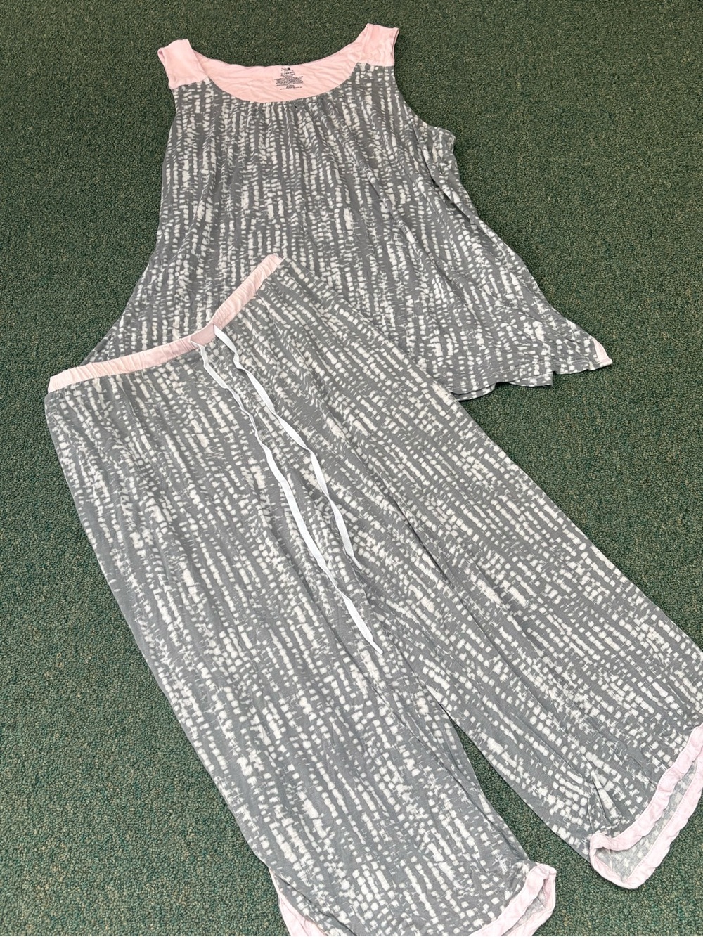 Secret Treasures Gray and Pink Printed Tank Top & Capris Pajama Set